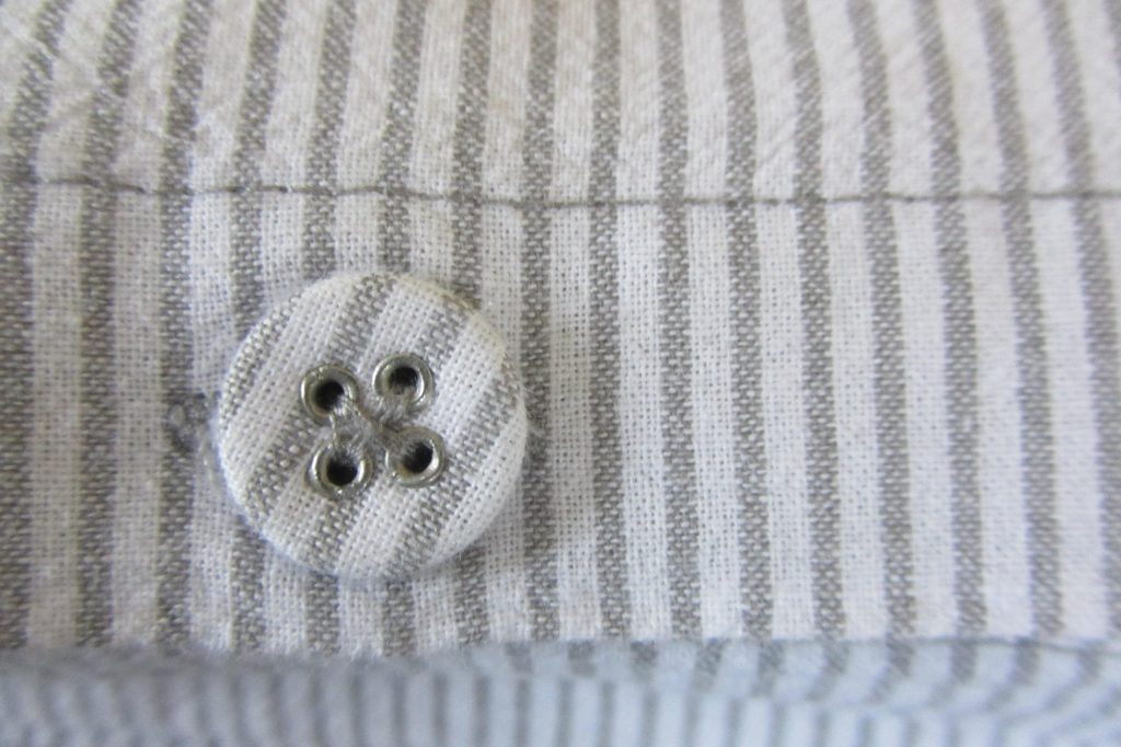 Grau-weiß gestreifte Leinenbettwäsche mit Wäscheknopf