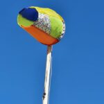 Windhose aus dem Stoff alter Regenschirme und Strandmuscheln genäht