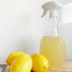 Sprühflasche Reiniger mit Zitronen