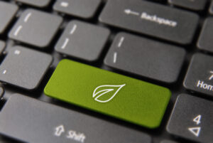 Computertastatur mit einem grünen Button